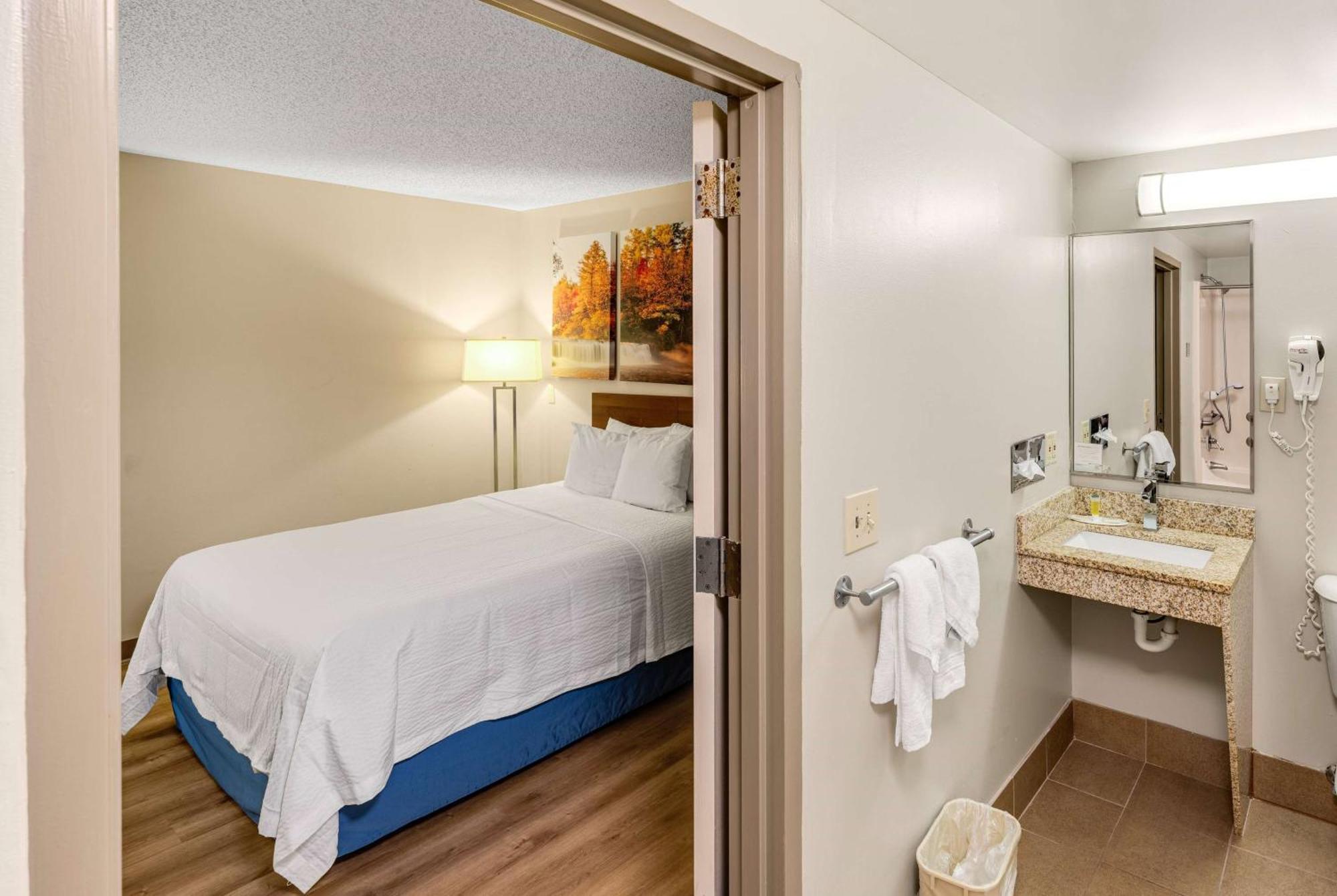 Hotel Days By Wyndham Raleigh-airport-research Triangle Park Morrisville